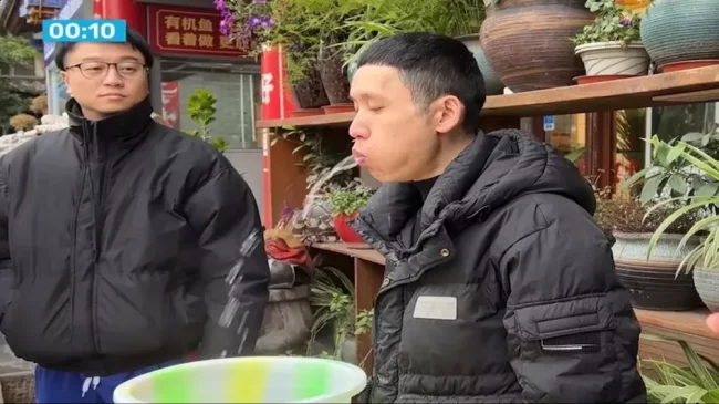 धाराबाट जस्तै मुखबाट साढे ४ लिटर पानी निकालेर विश्व कीर्तिमान ! (भिडियो)