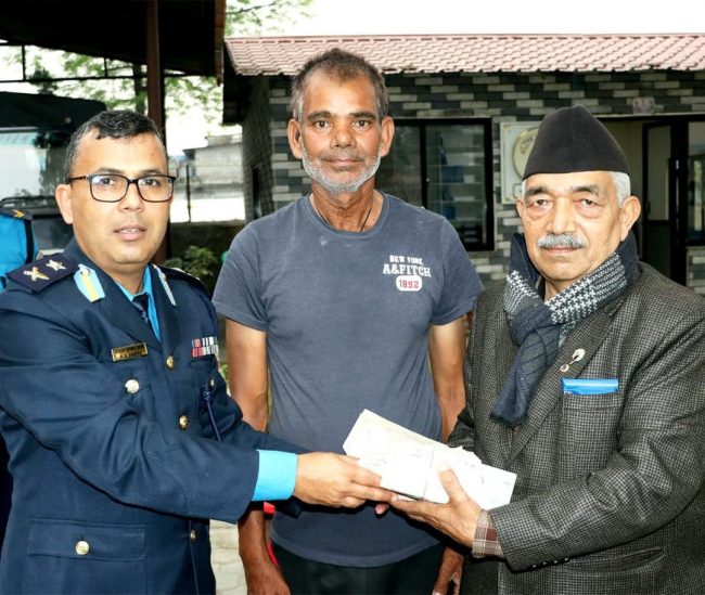 बाटोमा भेटाएको १७ लाख प्रहरीलाई बुझाउँदा…