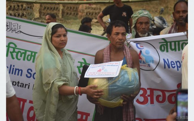 सप्तरीको महादेवाका अग्निपीडितलाई राहत सामग्री प्रदान
