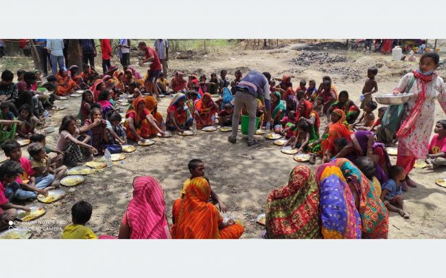 सप्तरीका अग्निपीडित खुल्ला आकाशमुनि बस्न बाध्य, दैनिक निःशुल्क खाना खुवाइँदै
