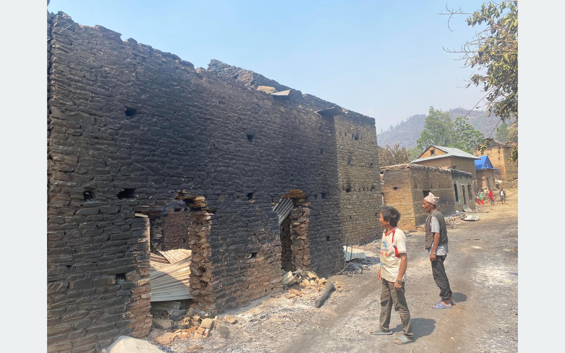 काभ्रेमा आगोले वितण्डा मच्चाउँदा बस्ती जोखिममा, त्रासमै रात बिताउन बाध्य स्थानीयवासी