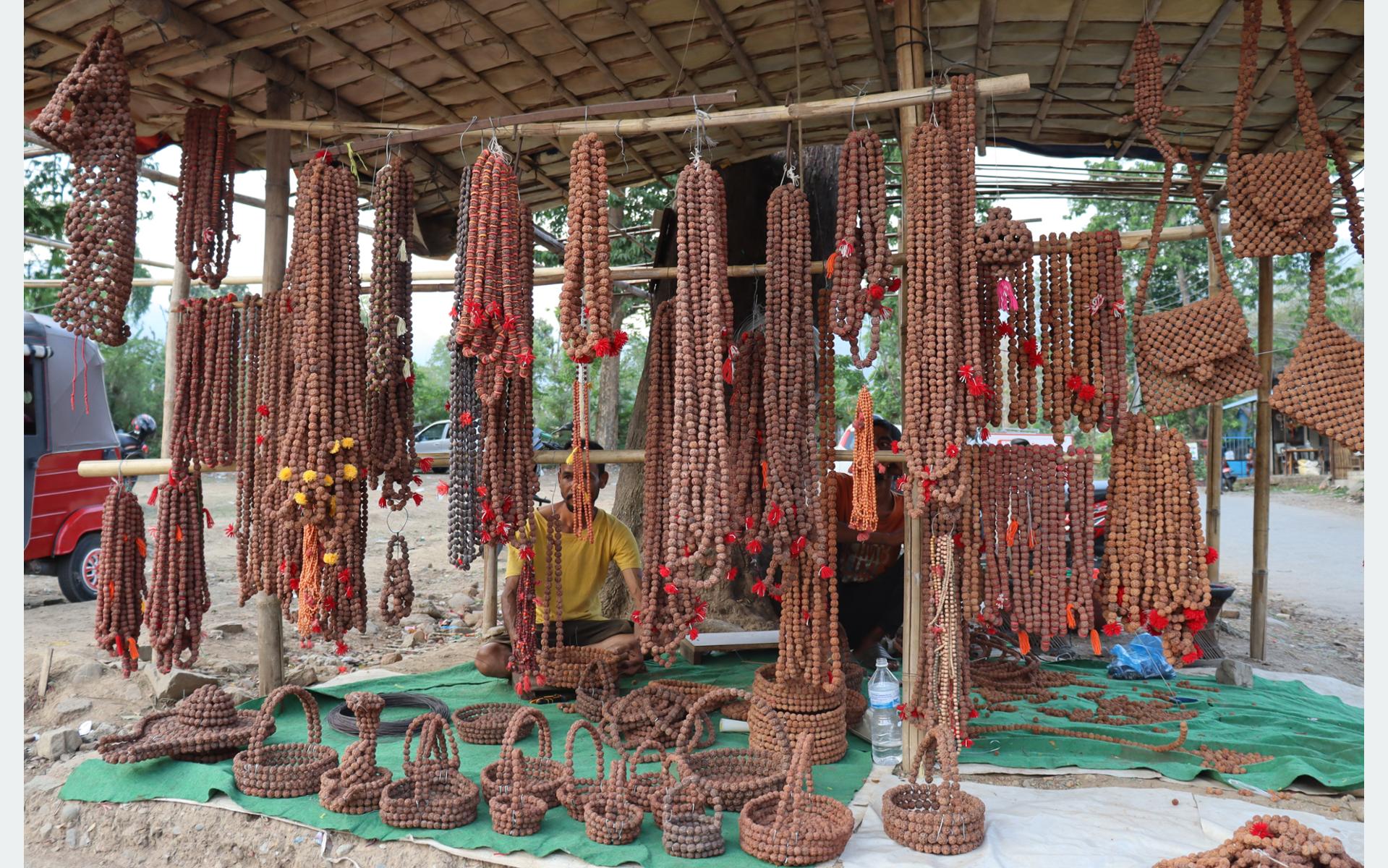 रुद्राक्षको व्यापारबाट मनग्य आम्दानी गर्दै सन्तोष
