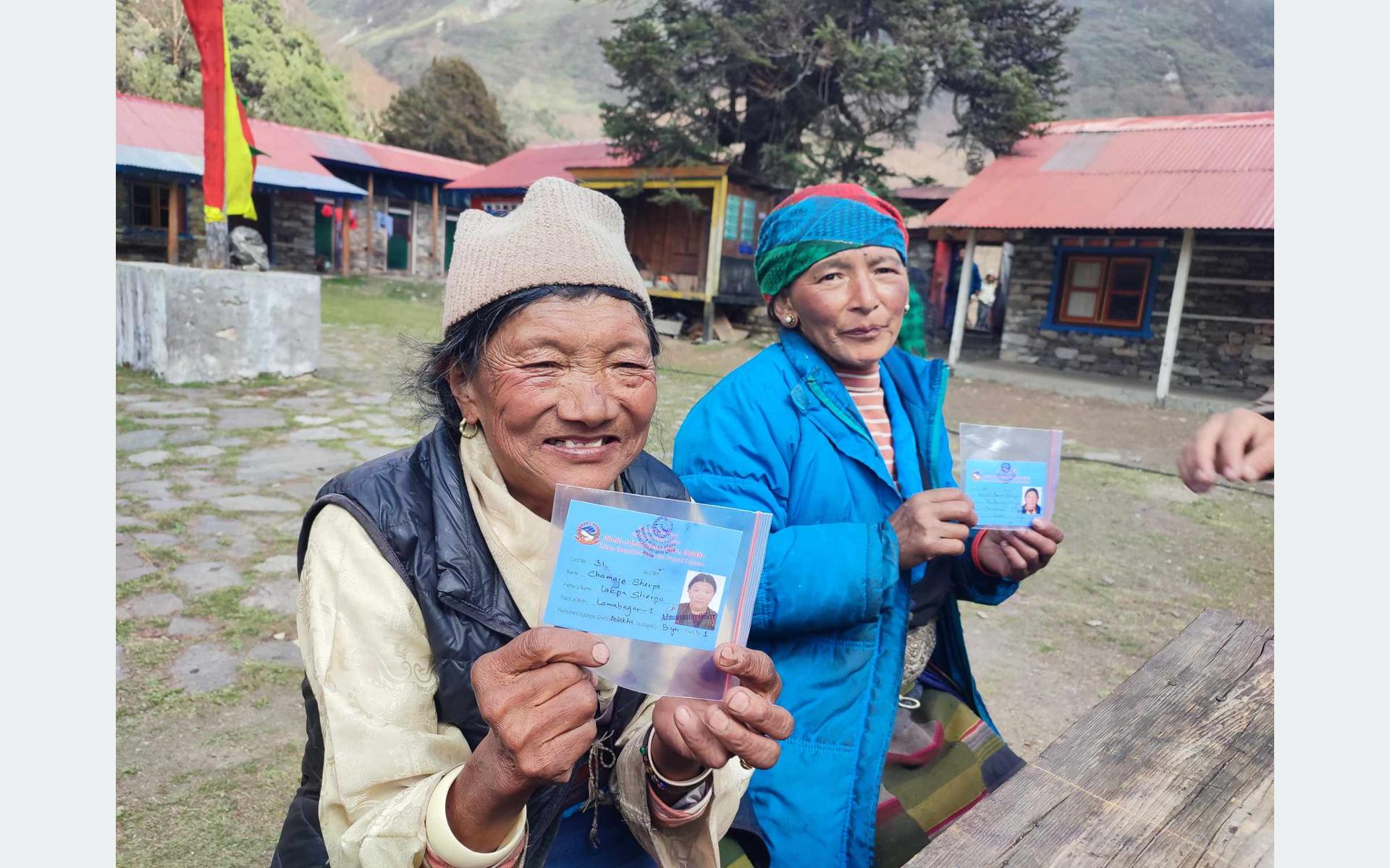 लप्चिका स्थानीयवासीलाई गाउँमै पुगेर चीनतर्फ जाने सीमा पास वितरण