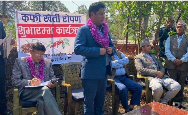 मन्त्री भण्डारीले बैतडीमा गरे व्यावसायिक कफीखेतीको शुभारम्भ