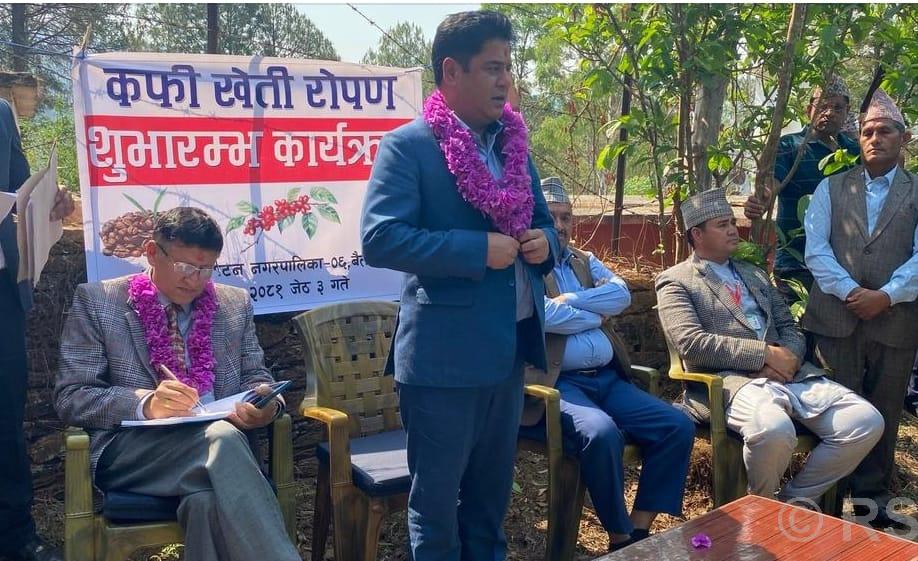 मन्त्री भण्डारीले बैतडीमा गरे व्यावसायिक कफीखेतीको शुभारम्भ