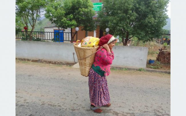 ३२ वर्षदेखि डोकोमा तरकारी बेच्दै आएकी लक्ष्मी, छोरालाई इन्जिनियर पढाउन सफल