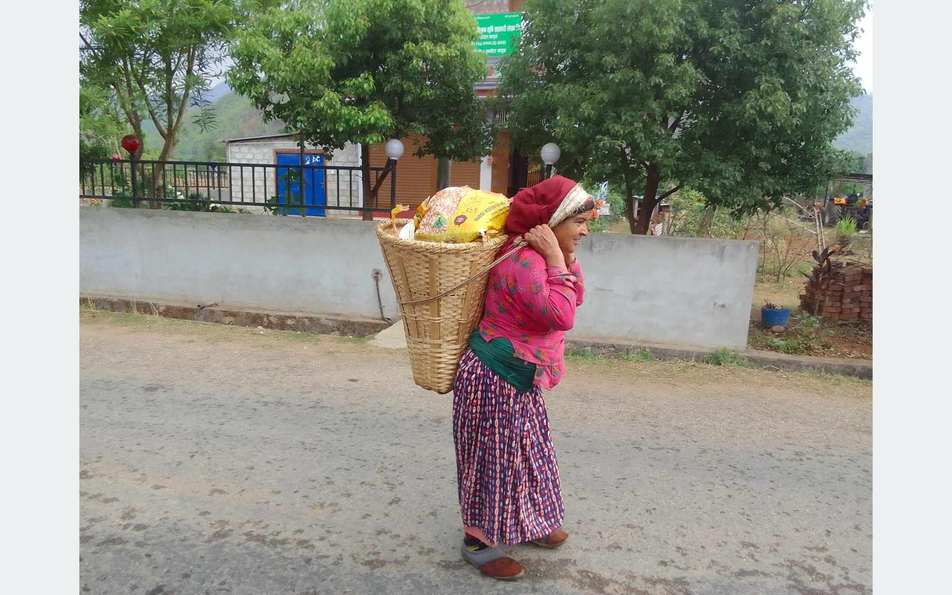 ३२ वर्षदेखि डोकोमा तरकारी बेच्दै आएकी लक्ष्मी, छोरालाई इन्जिनियर पढाउन सफल