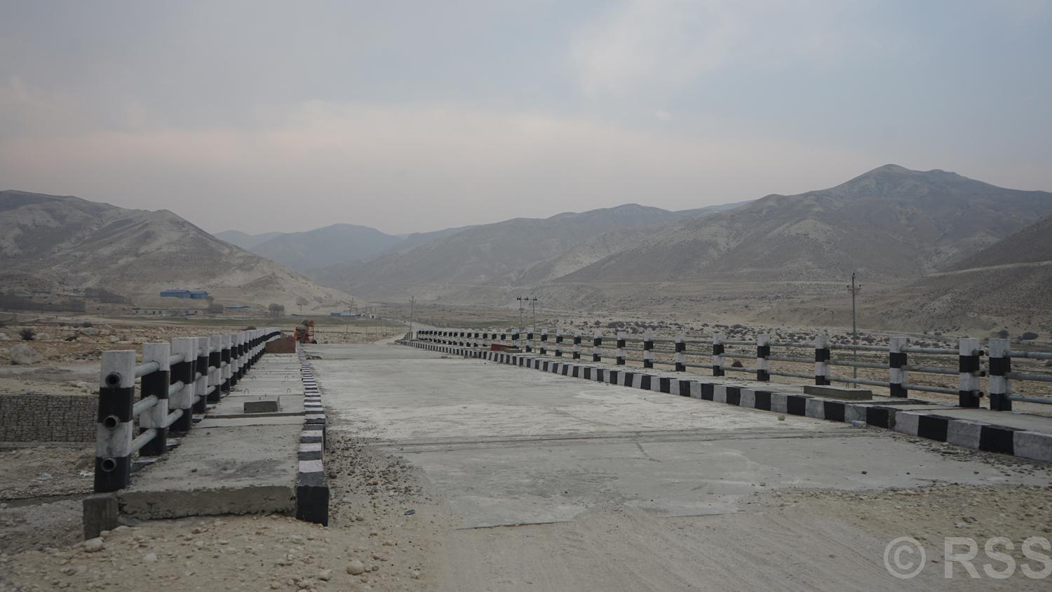 लोमान्थाङको नाम्डोक खोलामा पक्की पुल निर्माण