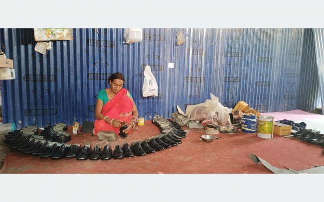 उद्यमी बनेकी बुहारी  निर्मला, तीन महिने जुत्ता सिलाउने तालिमपछि उद्योग खोल्न सफल