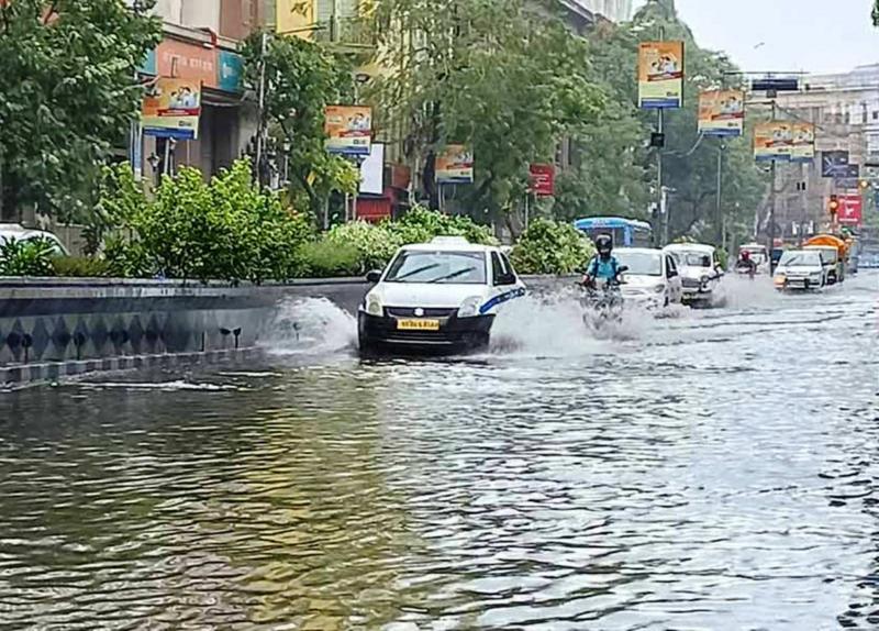 रेमाल आँधीले कोलकाता अस्तव्यस्त, धेरै रेलहरू रद्द