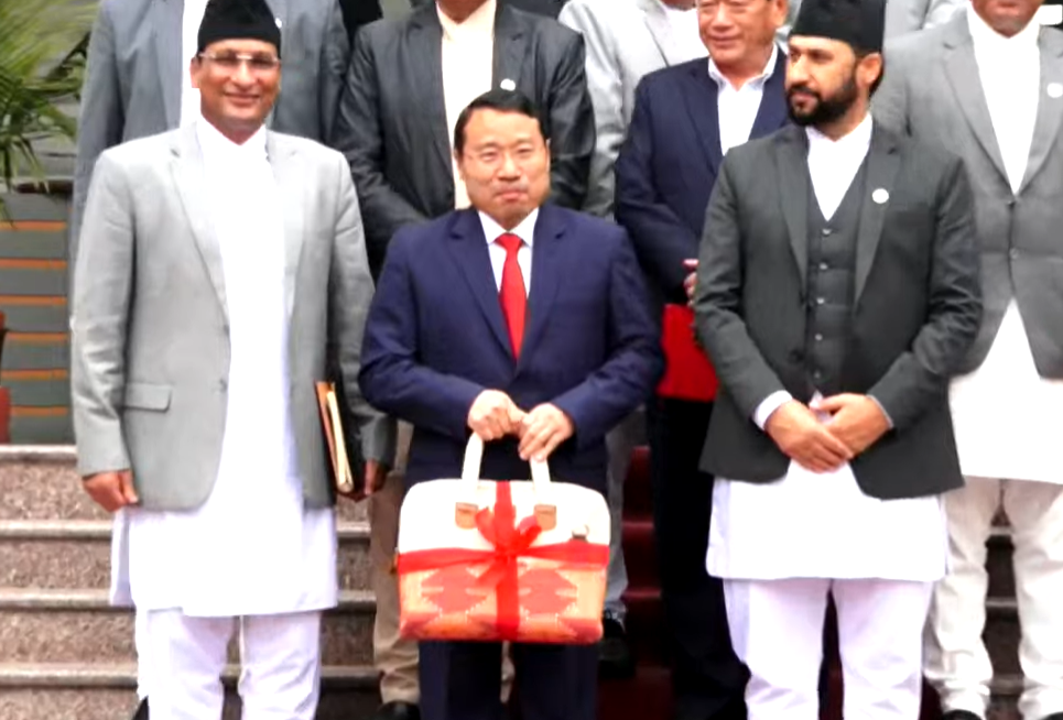 संसदको संयुक्त बैठकमा बजेट पेस गर्दै अर्थमन्त्री पुन