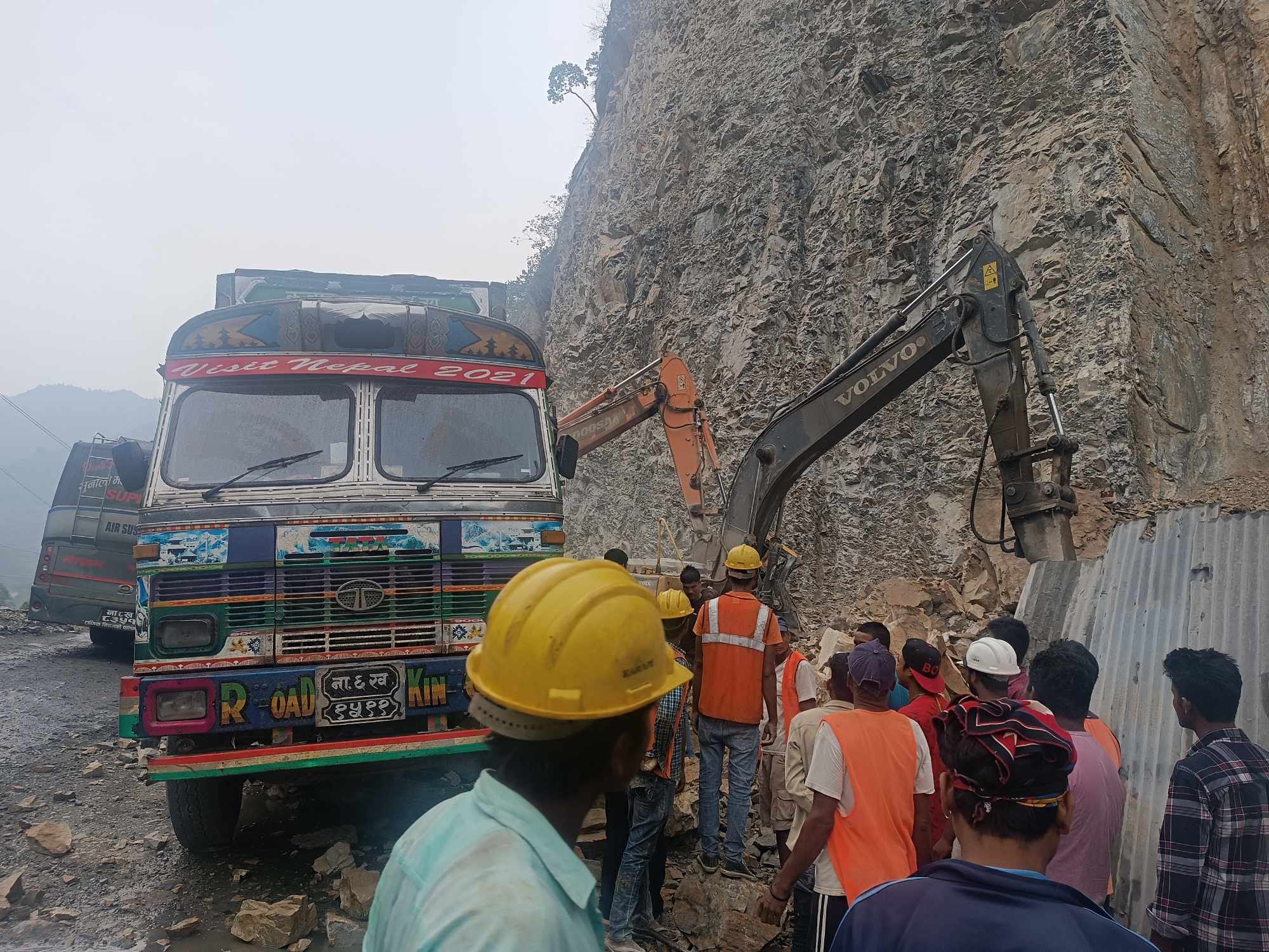 नारायणगढ-मुग्लिन सडकमा पहिरो, डोजर चालकको मृत्यु