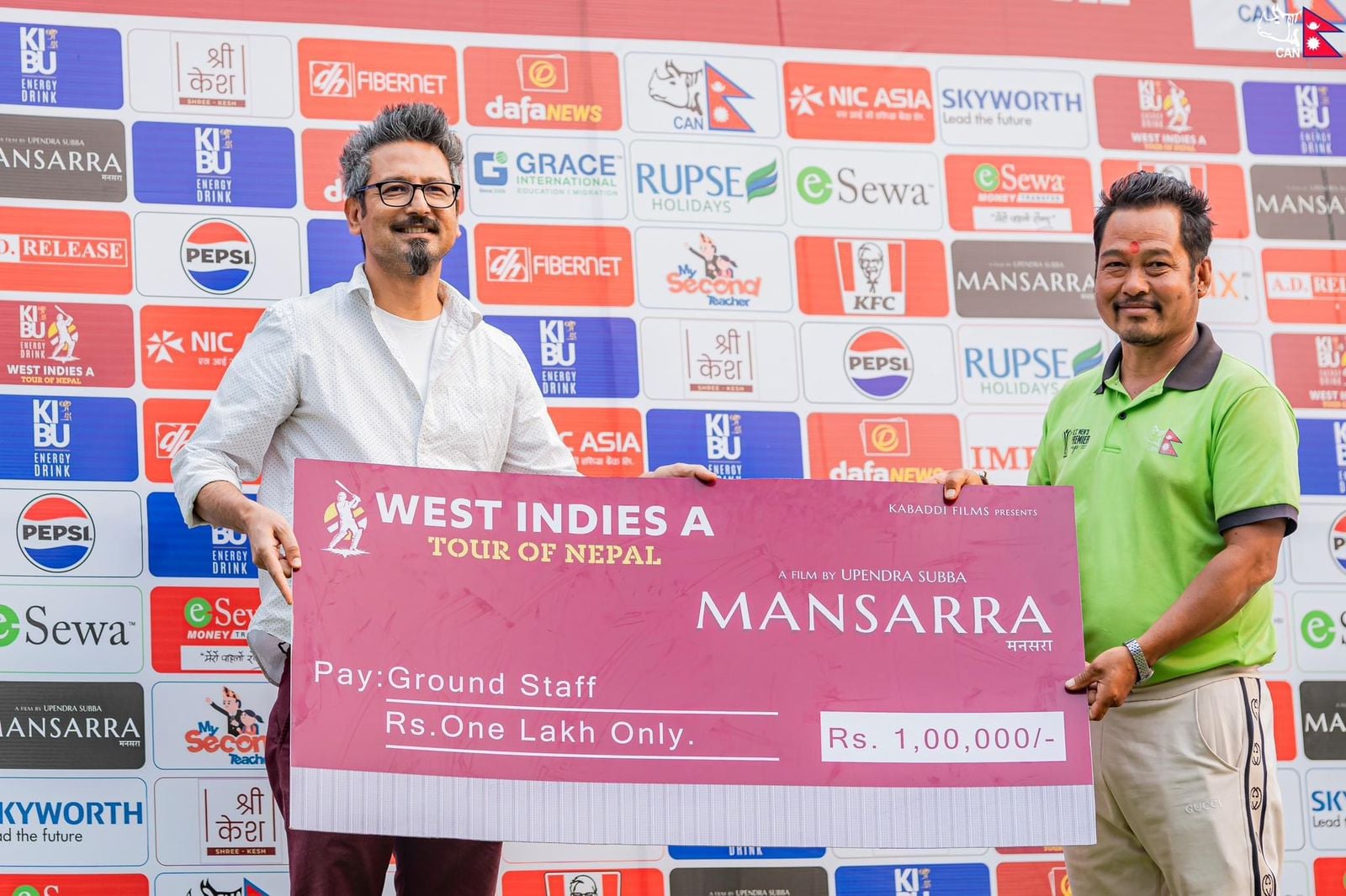 क्रिकेट ग्राउण्डमा काम गर्ने कर्मचारीलाई ‘मनसरा’ टिमको १ लाख सहयोग