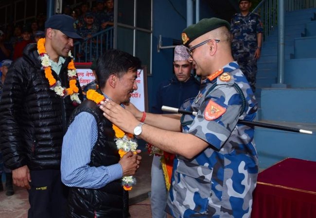 सशस्त्र प्रहरी निरीक्षकलाई सगरमाथा आरोहण गराएका शेर्पालाई सम्मान (तस्बिरहरु)