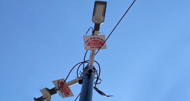 द नेपाल डिस्टीलरिजद्वारा बालाजु क्षेत्रमा पोल र सडकबत्ती जडान