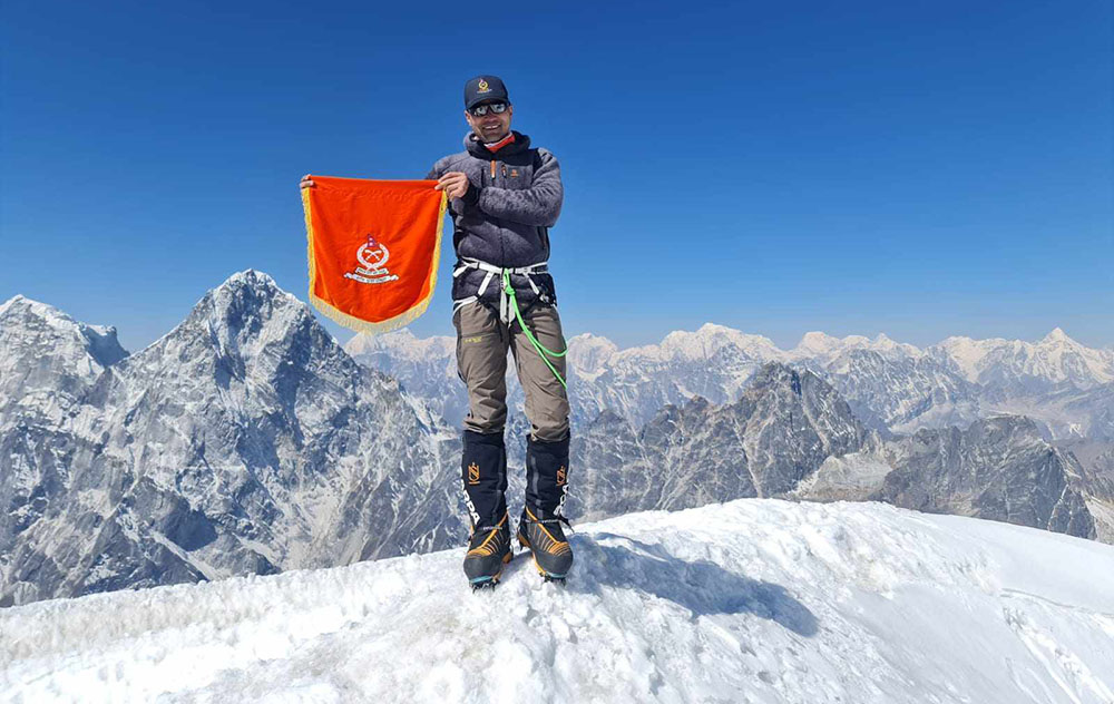 सशस्त्र प्रहरी निरीक्षक सुरज पौडेलले गरे सगरमाथाको सफल आरोहण