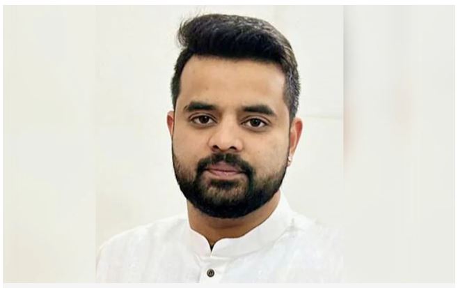 पूर्वप्रधानमन्त्रीका नातिको पेन ड्राइभमा ‘२८०० सेक्स अडियो-भिडियो’, मच्चियो हंगामा