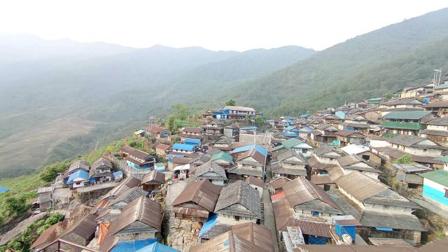 पर्यटकहरुमाझ प्रख्यात भुजुङ गाउँ