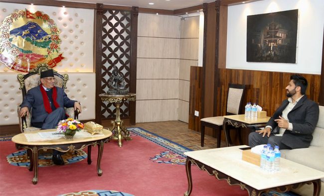 प्रधानमन्त्री प्रचण्डलाई रवि : ‘निल्नु न ओकल्नु’