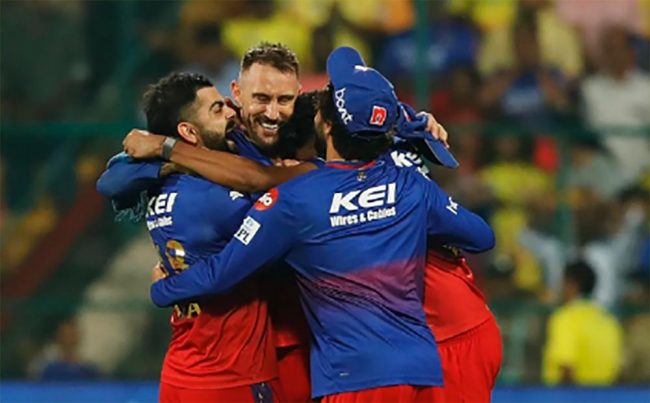 रोयल च्यालेन्जर्स बैंगलुरु प्लेअफमा, चेन्नई बाहिरियो