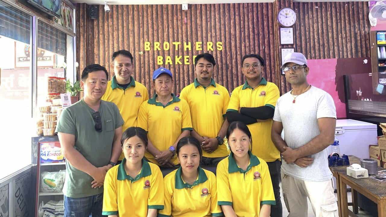 बेकरीबाट मासिक दुई लाख आम्दानी गर्दै धरानका दुई युवक