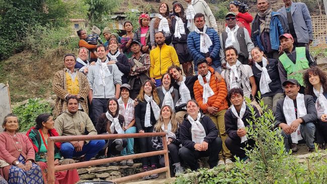 भिरमा मह काढेको छायाङ्कन गर्न नेशनल जियोग्राफी टोली म्याग्दीमा