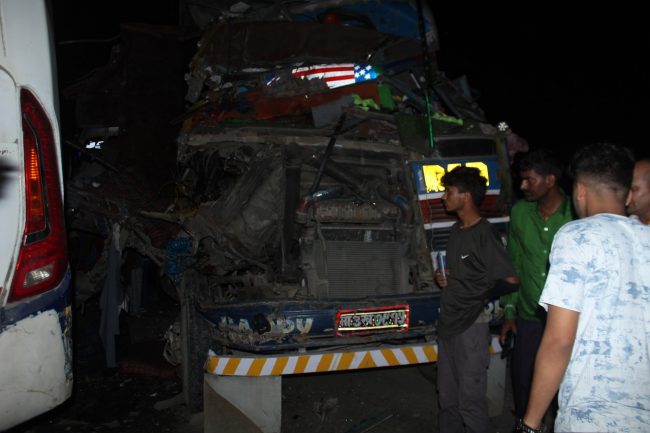 चार सवारी साधन एकापसमा ठोक्किए : एक जनाको मृत्यु, २२ घाइते