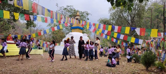 बुद्ध जयन्तीमा किड्स जोनका विद्यार्थीले गरे गुम्बाको सरसफाइ