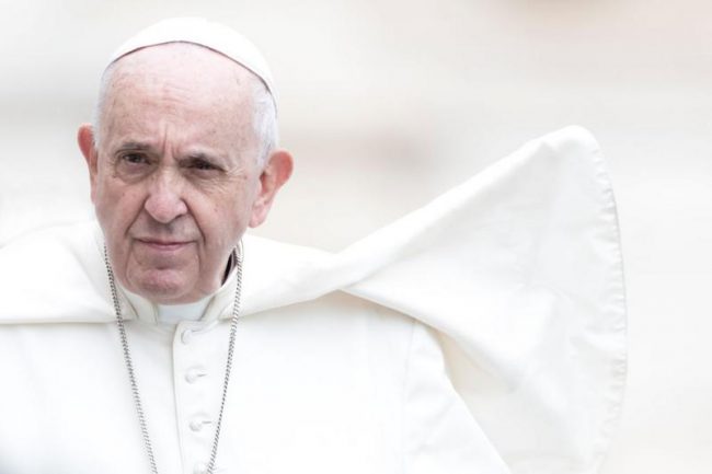 पोप फ्रान्सिसले समलिङ्गीहरूबारे गरेको टिप्पणीका लागि माफी मागे