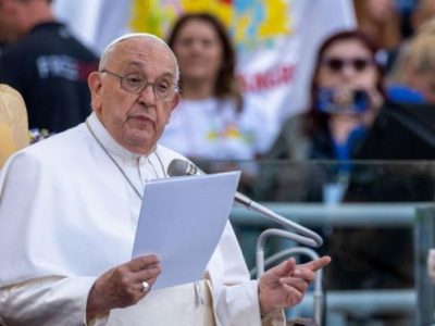 पोप फ्रान्सिसले समलैंगिक पुरुषहरूको बारेमा ‘धेरै आपत्तिजनक’ टिप्पणी गरेको आरोप