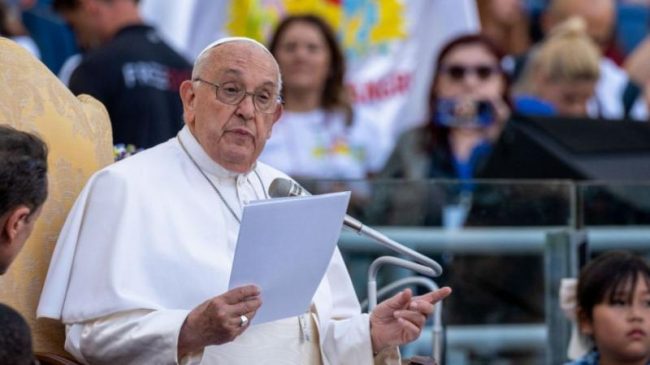 पोप फ्रान्सिसले समलैंगिक पुरुषहरूको बारेमा ‘धेरै आपत्तिजनक’ टिप्पणी गरेको आरोप