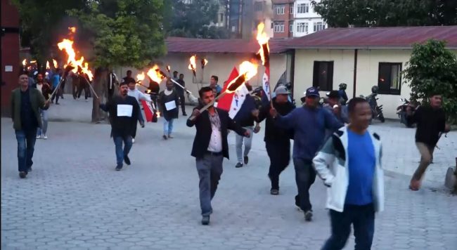 गृहमन्त्रीमाथि संसदीय छानबिनको माग गर्दै तरुण दलले निकाल्यो राँके जुलुस