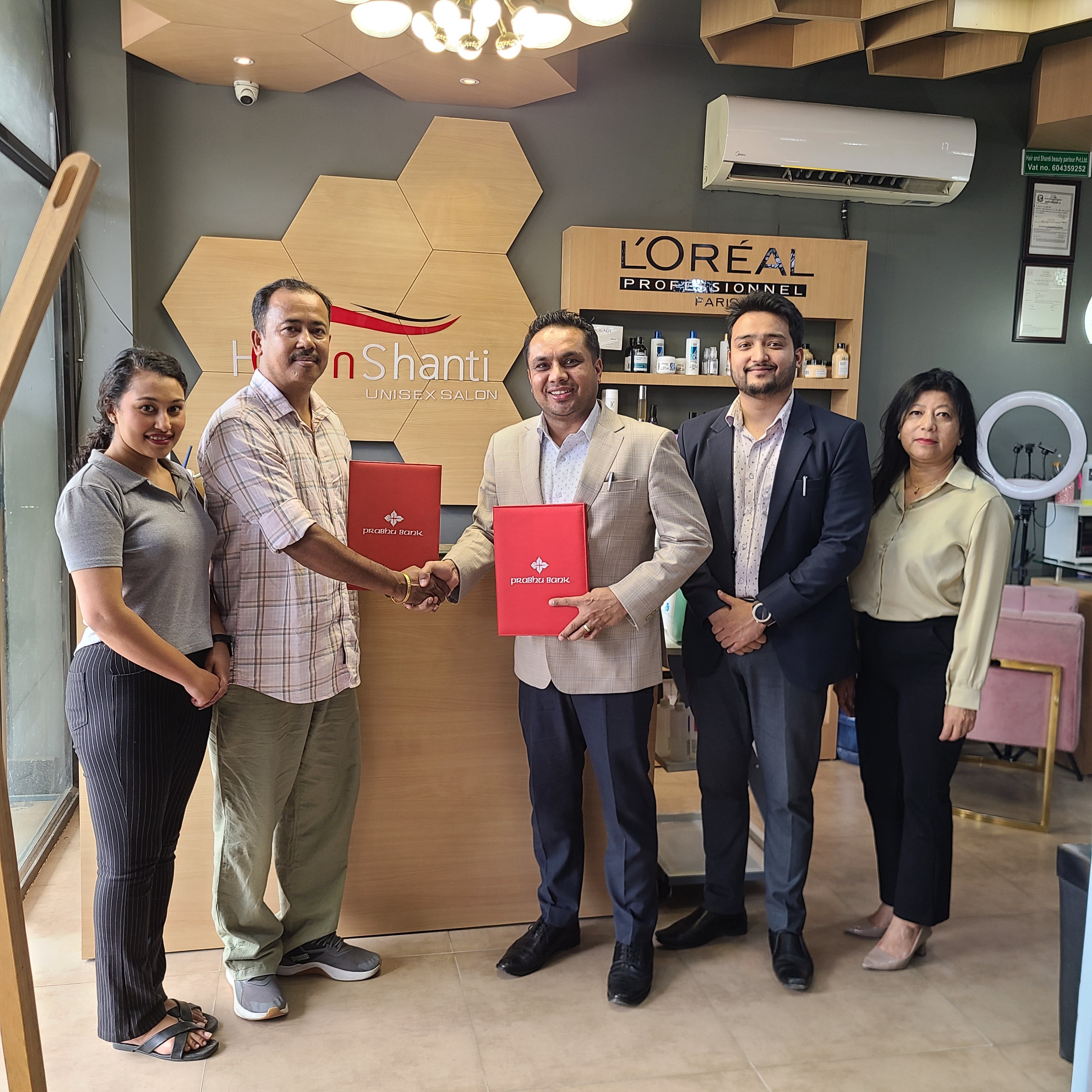 प्रभु बैंकका ग्राहक तथा कर्मचारीलाई हेयर एन्ड शान्ति युनिसेक्स सैलुनमा विशेष छुट