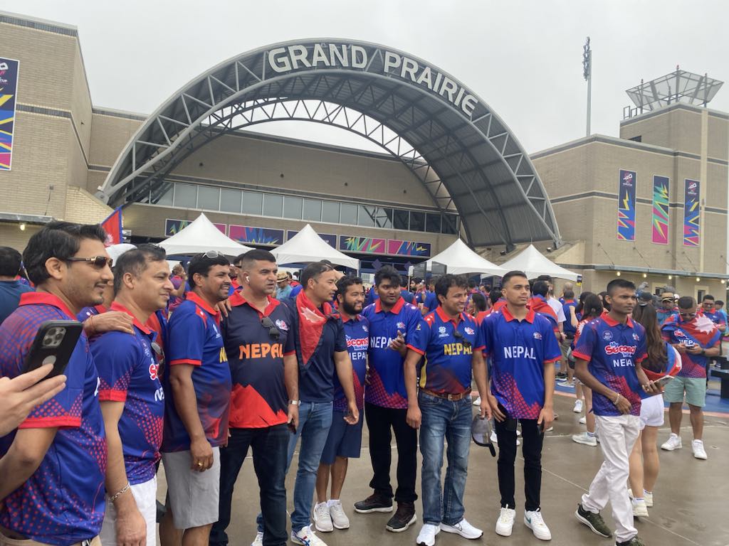डालसस्थित ग्राण्ड प्रेरी क्रिकेट रंगशालामा नेपाली समर्थकको भीड (फोटोफिचर)