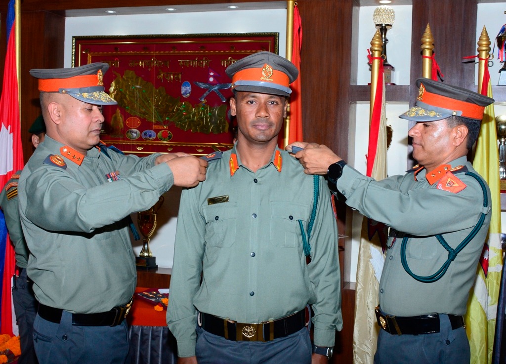 सशस्त्रका महानिरीक्षक अर्यालद्वारा पदोन्नती भएका अधिकृतलाई दर्ज्यानी चिन्ह प्रदान