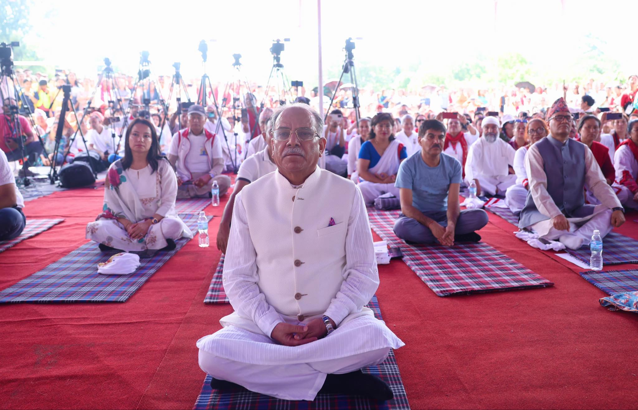 दशौं अन्तर्राष्ट्रिय योग दिवसः प्रधानमन्त्रीसहित शिक्षा मन्त्रीको सामूहिक योग ध्यान(तस्बिरहरु)