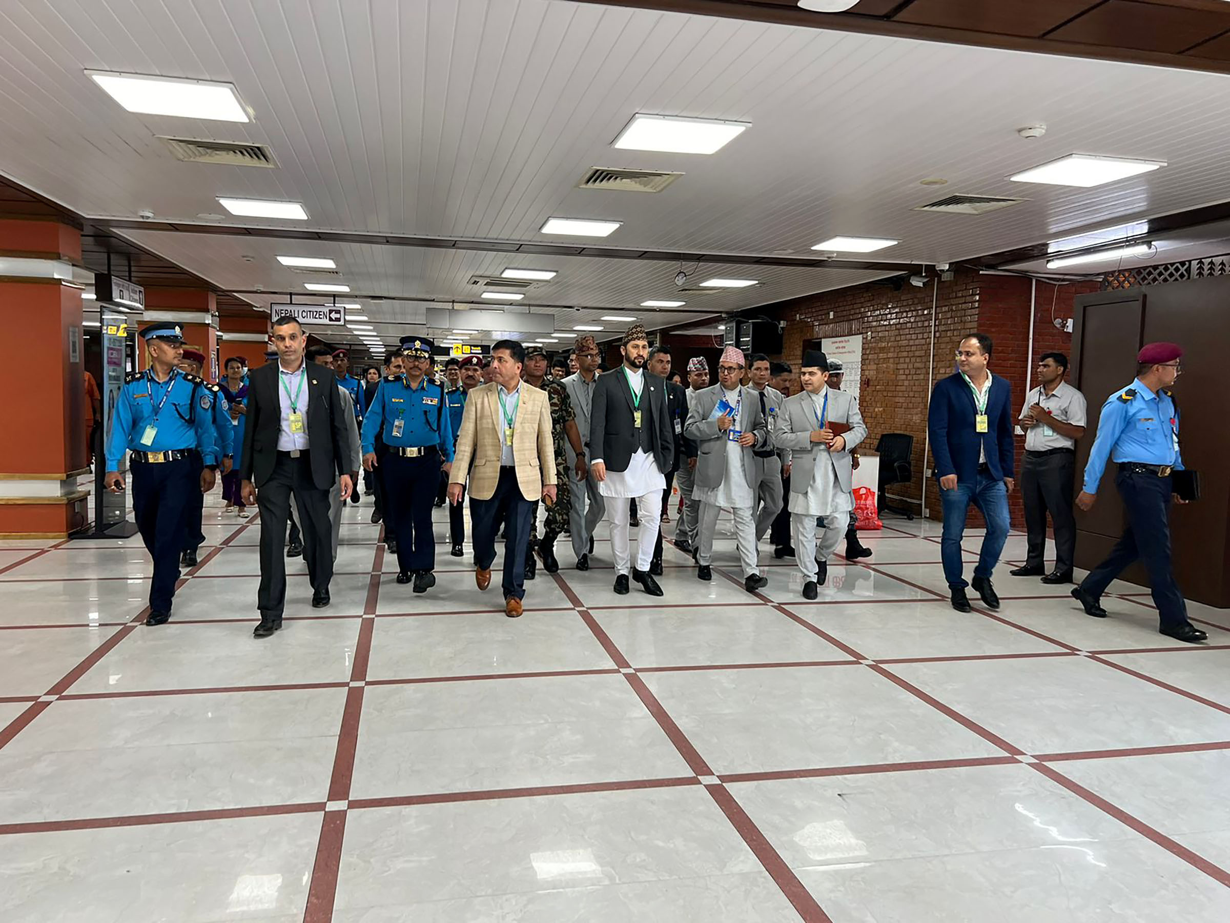 विमानस्थलको अध्यागमन कार्यालयमा सुधार आएको छ: गृहमन्त्री लामिछाने