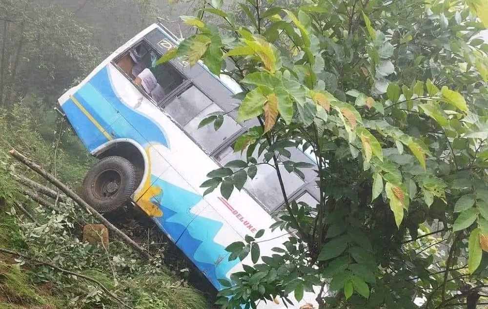 रामेछापमा बस दुर्घटना, १० जना घाइते