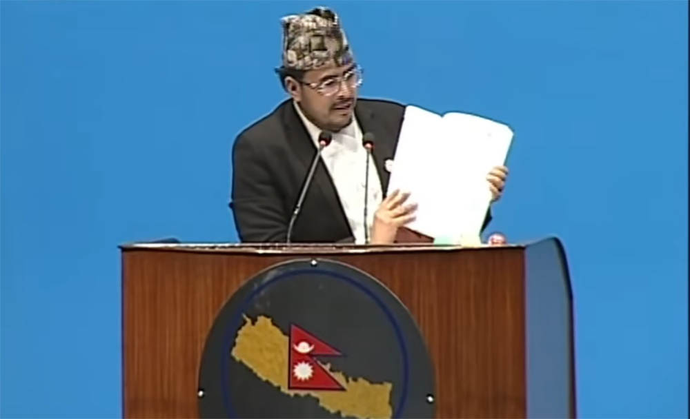 बजेट चाहिँदैन भन्दै ज्ञानेन्द्र शाहीले मन्त्रीलाई फिर्ता गरे बजेट पुस्तिका