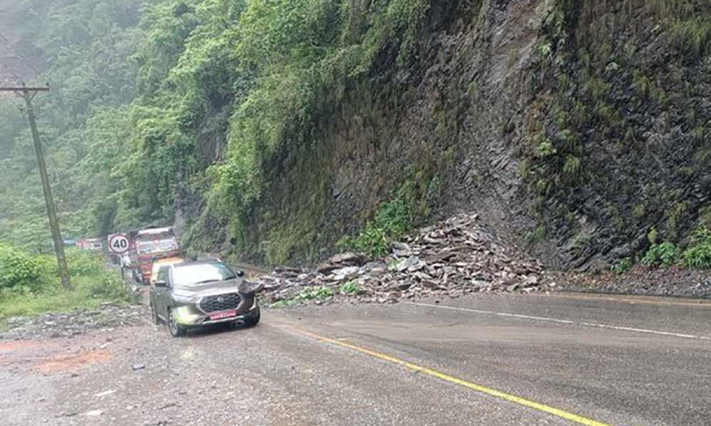 पहिरोले मुग्लिन नारायणगढ सडक अवरुद्ध