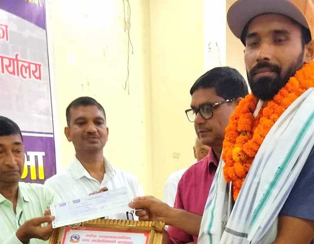 क्रिकेटर अनिल साहलाई कलैया उपमहानगरको एक लाख नगद पुरस्कारसहित सम्मान