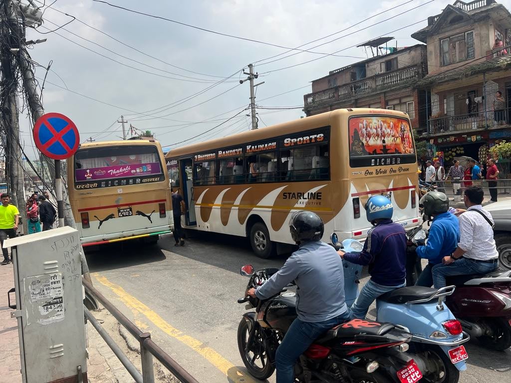 रिसको झोँकमा बीच सडकमा नेपाल यातायात तेर्स्याउँदा यातायात अवरुद्ध