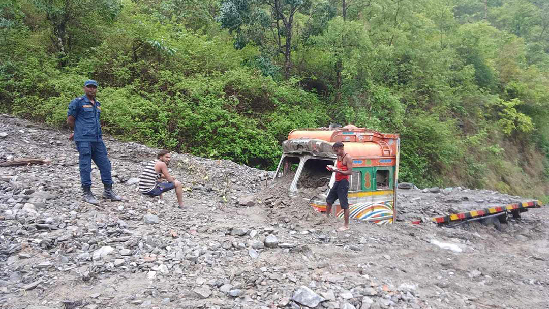 पहिरोले मध्यपहाडी लोकमार्ग अवरुद्ध