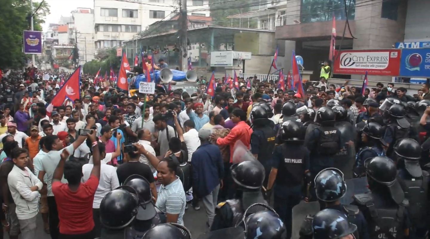 आन्दोलनरत कवाड व्यवसायी र प्रहरीबीच झडप