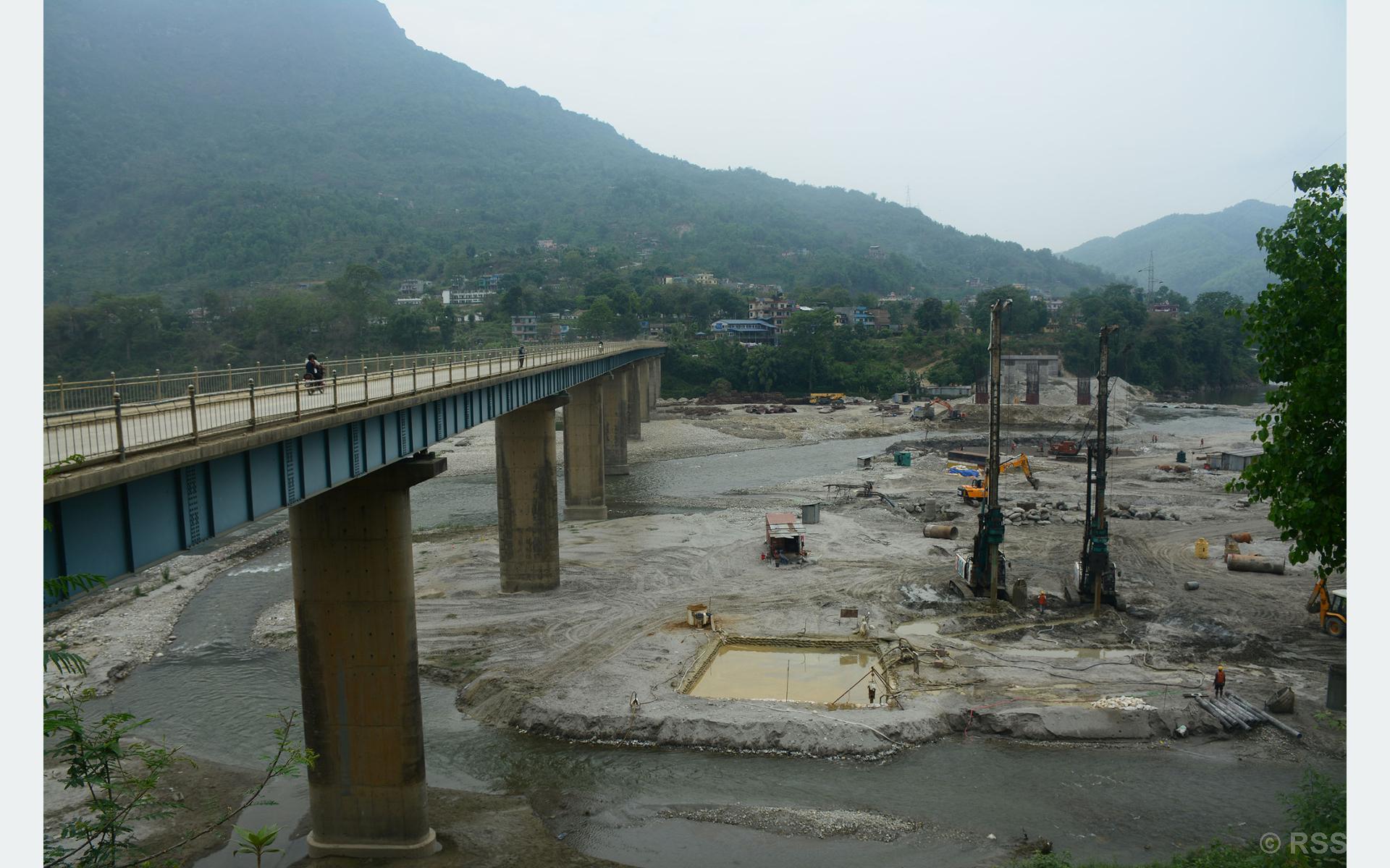 मादीमा ‘चारलेन’ पुल धमाधम निर्माण हुँदै