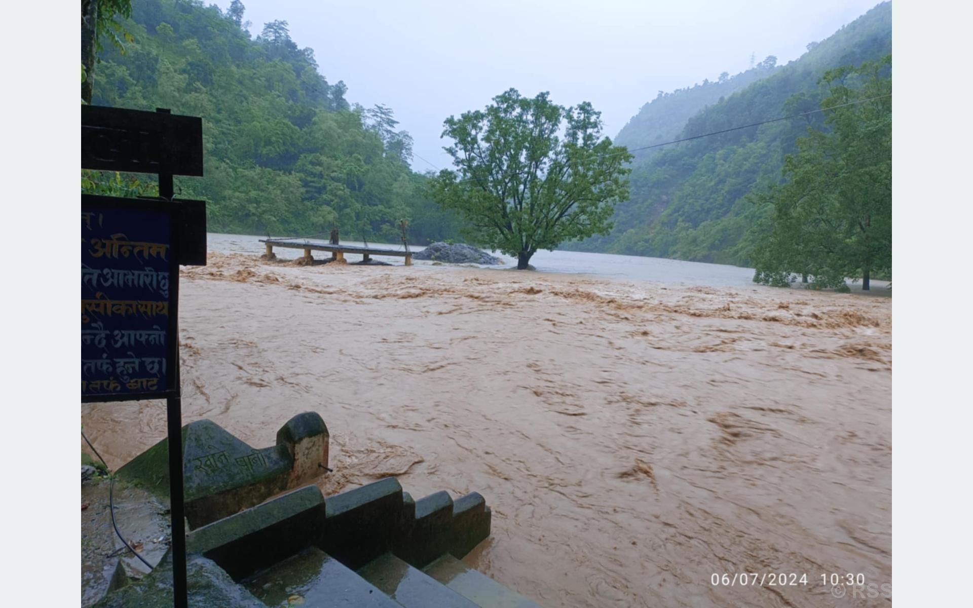 कालीगण्डकी र सेतीखोलामा जलसतह बढेपछि शालिग्राम शिला र सेतीवेणी बजार डुबानमा