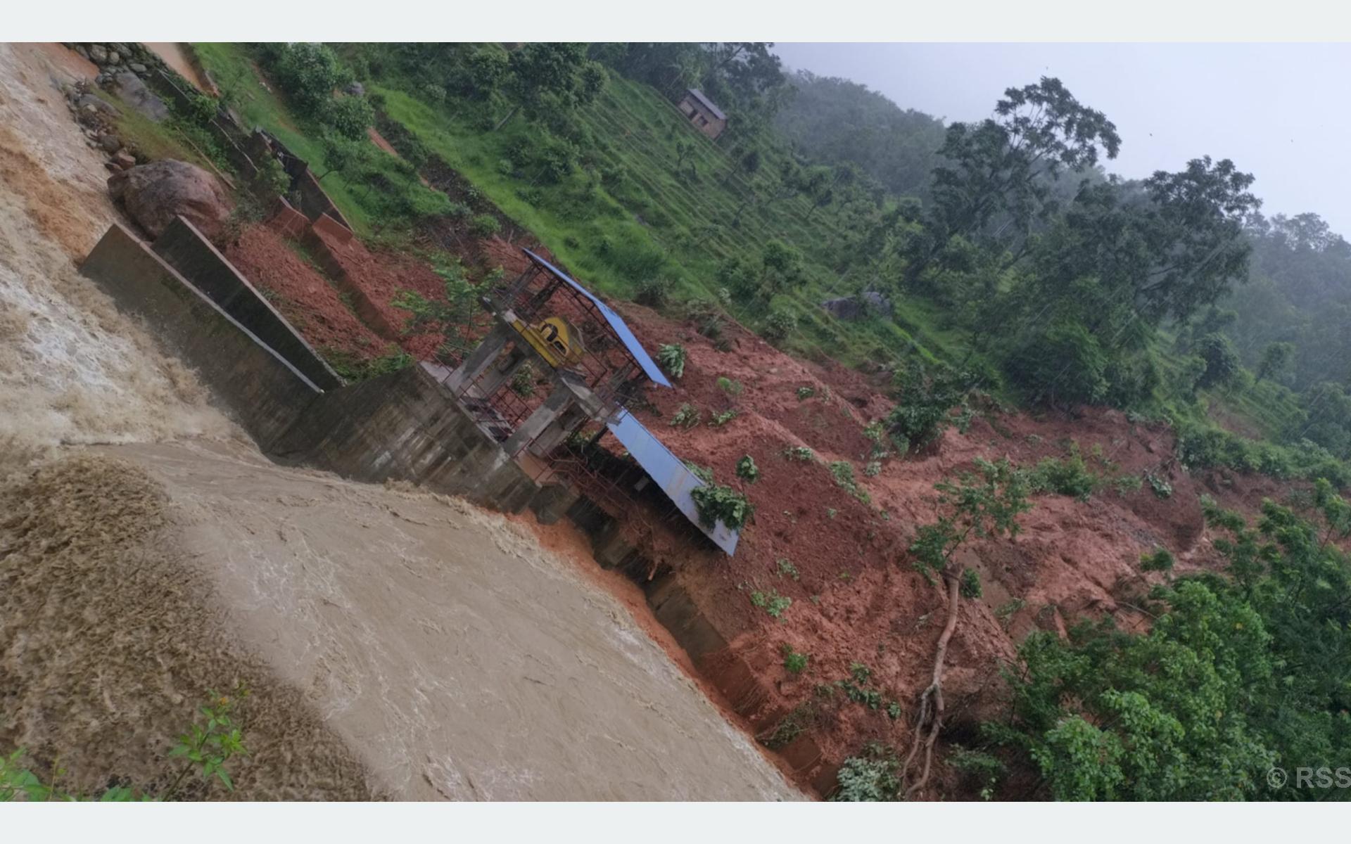 बागलुङमा ठेउलेखोला जलविद्युत आयोजनाको बाँध पुरियो, ग्रामीण सडक अवरुद्ध