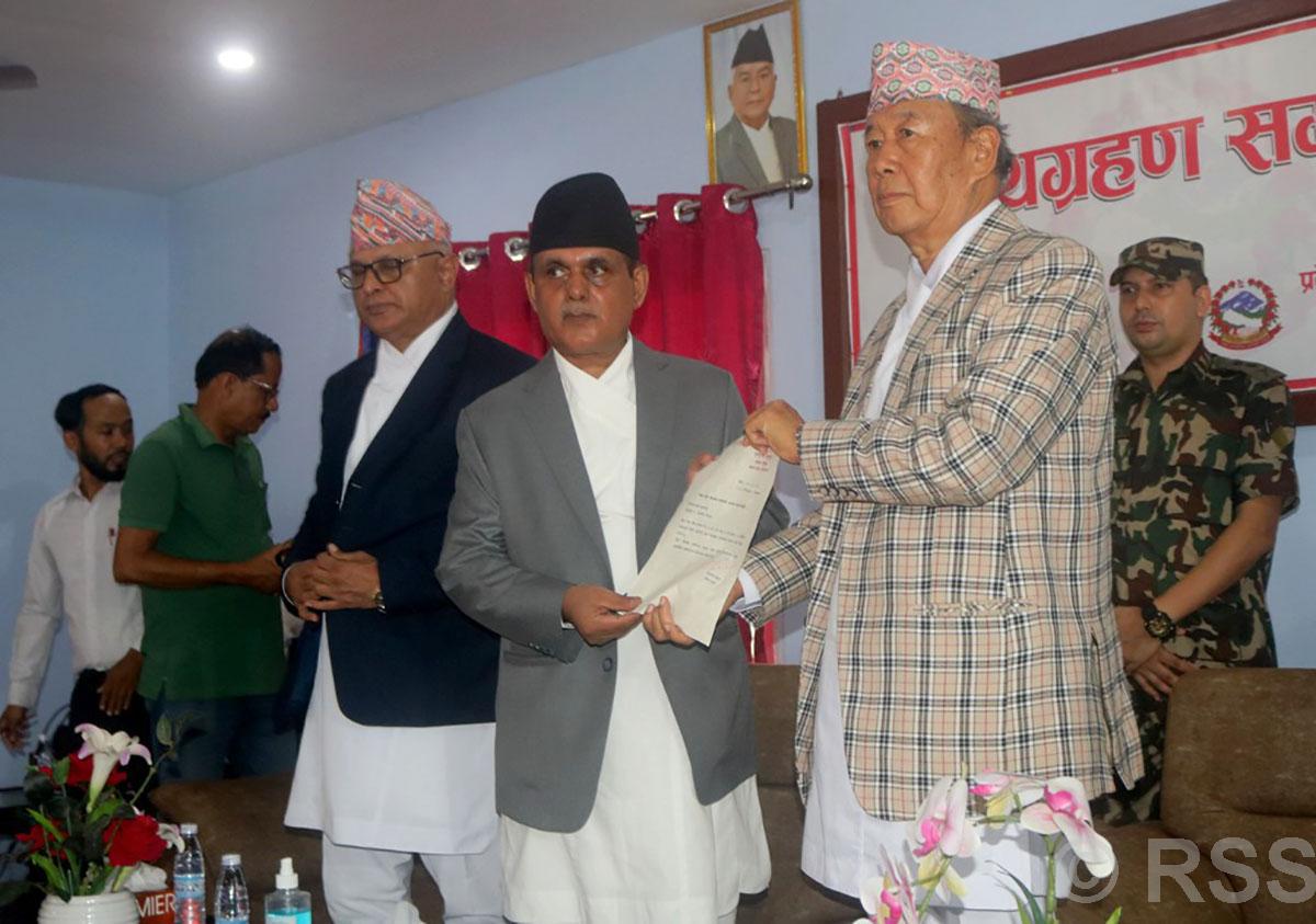 कोशी प्रदेश लोकसेवा आयोगका अध्यक्ष गुरागाईंले लिए शपथ