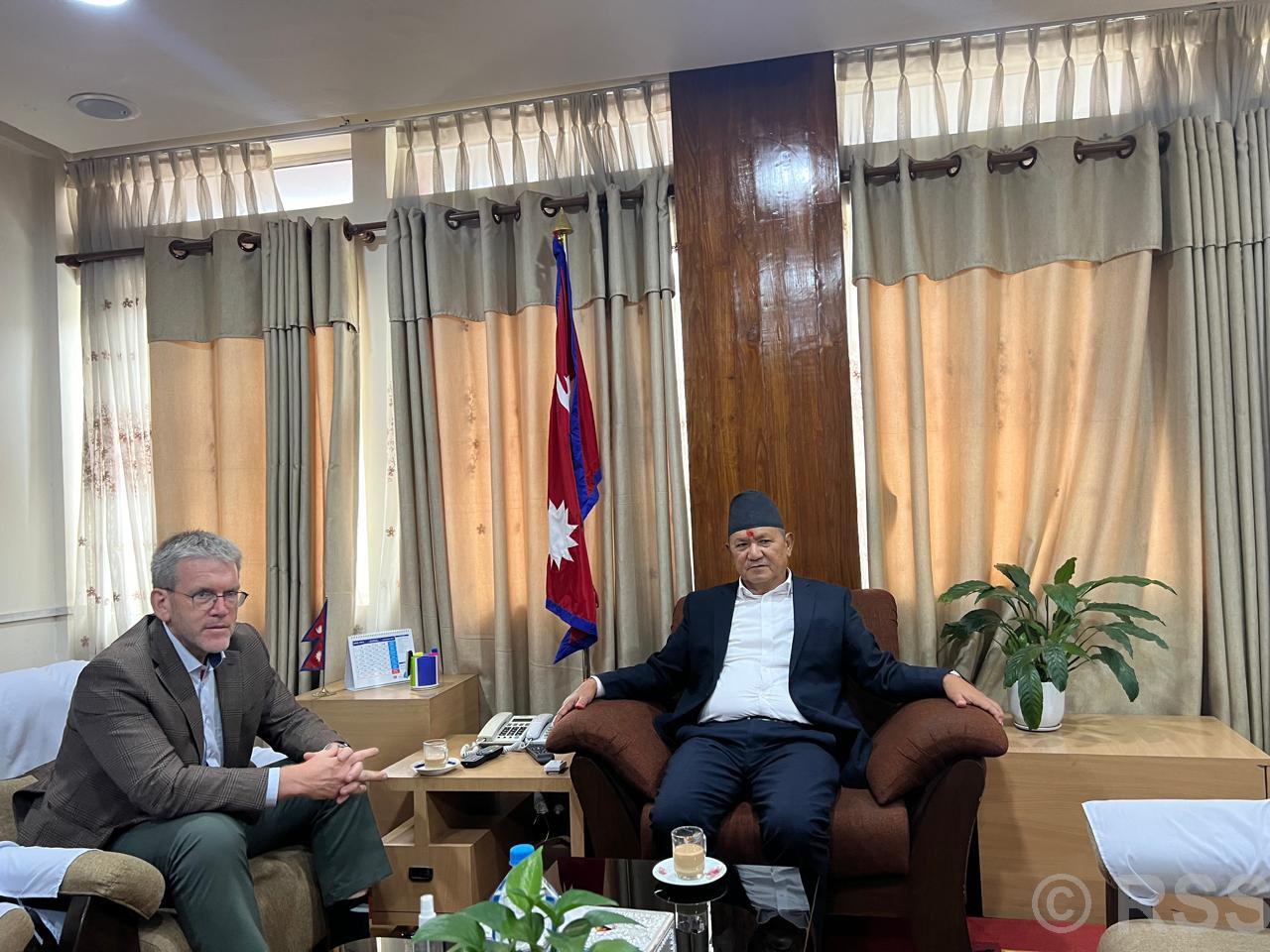 सञ्चारमन्त्री गुरुङसँग अमेरिकी राजदूत थम्सनको भेटवार्ता