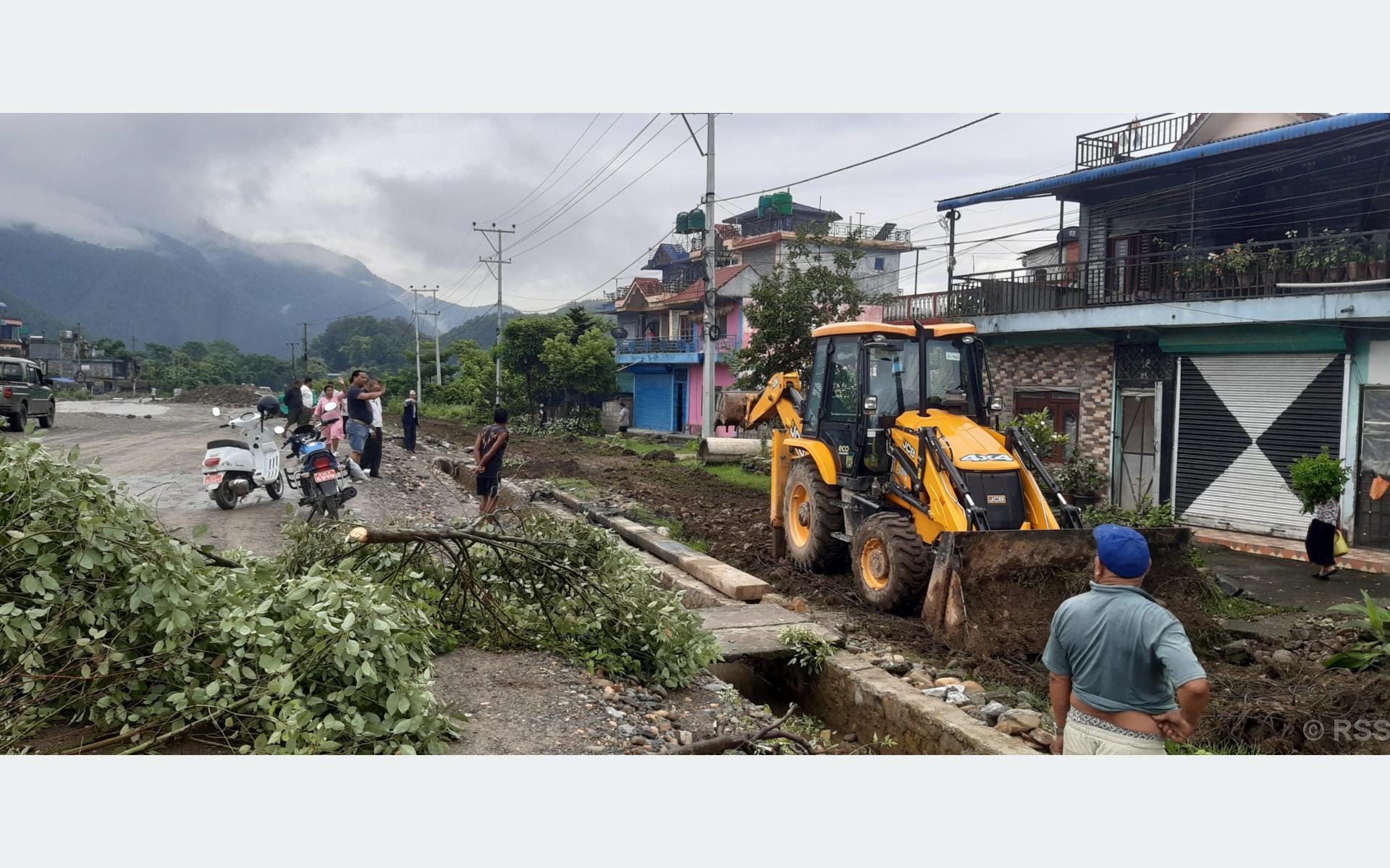 पोखरा महानगरका सडकमा मापदण्ड मिचेर बनाइएका संरचना हटाउन सुरु